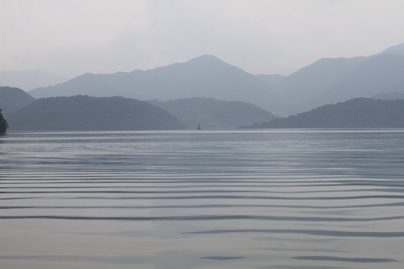 SG12Suigetsu Lake in the mist.jpg